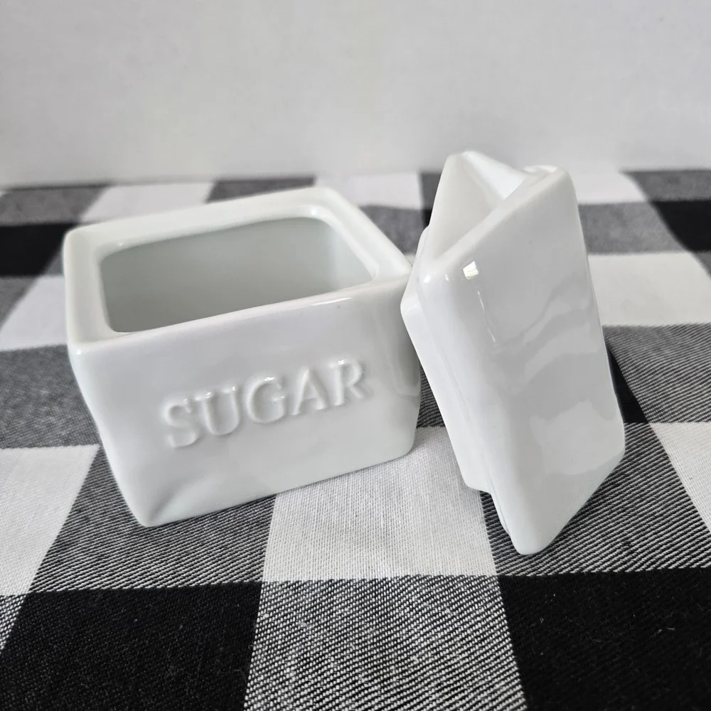 Fritz & Floyd Everyday White Porcelain Sugar/ Sugar Packet‎ Holder With Lid